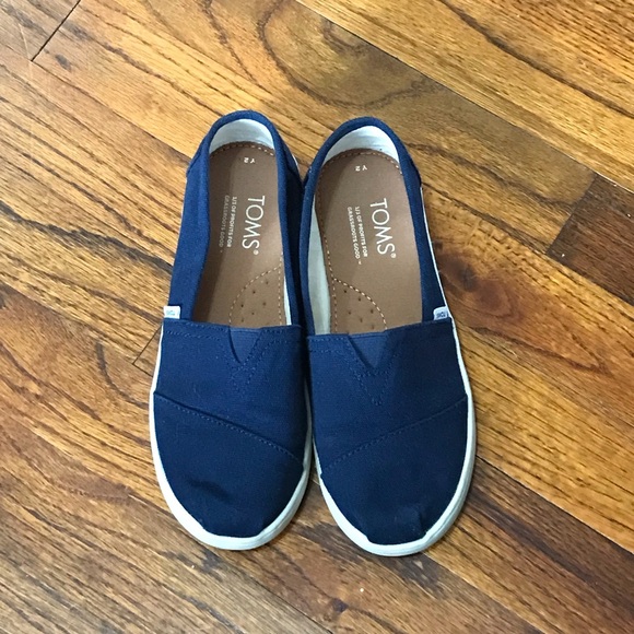 TOMS Fashion Sneaker Athletic Casual Slip on Shoes 
Navy Blue 
Size 2
No Shoebox - Picture 1 of 16